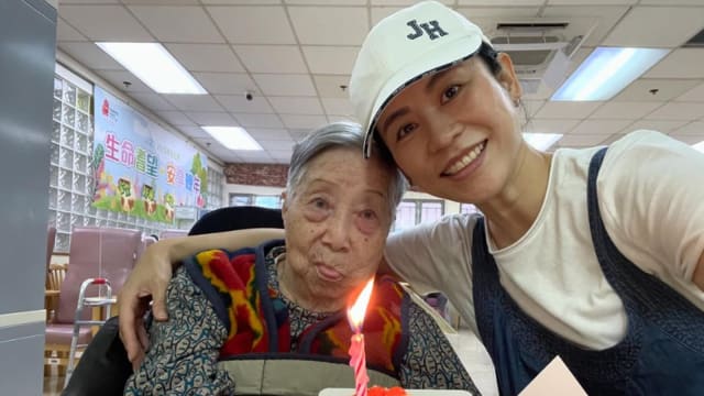 宣萱为帮佣庆祝101岁生日
