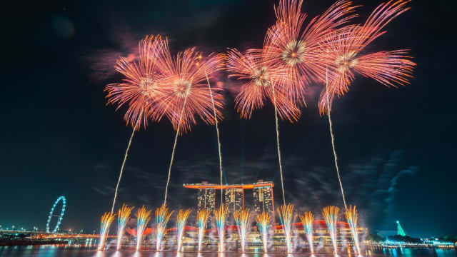 胡姬花烟火首次点亮滨海湾夜空，璀璨迎接SG60！