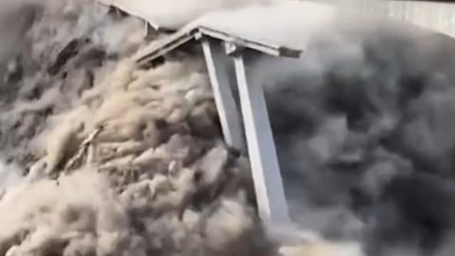 今年初才完工四川大桥坍塌 中国当局：山体变形滑塌所致