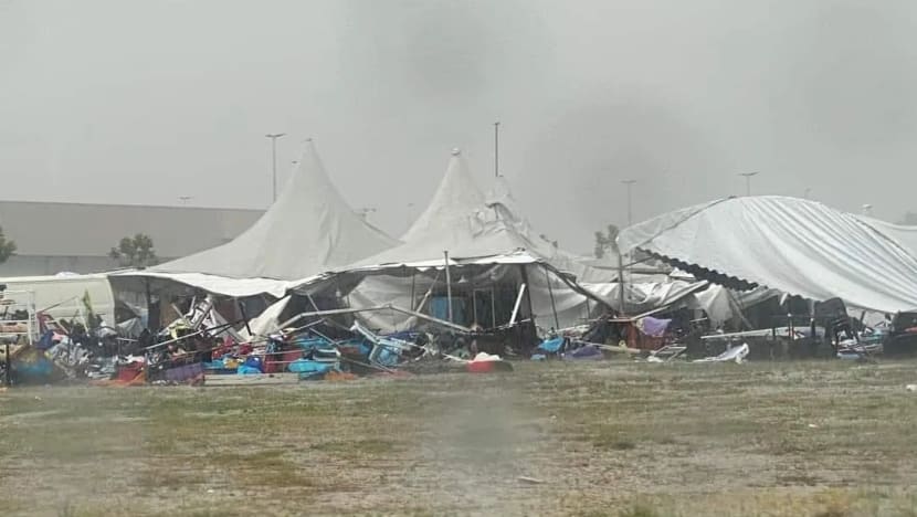 50 khemah karnival Aidilfitri di Kedah terbalik, barang jualan rosak dibadai ribut 50 khemah karnival Aidilfitri di Kedah terbalik, barang jualan rosak dibadai ribut