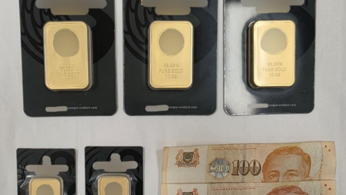 Foreigner linked to scam syndicate arrested; gold bars worth S0,000 seized
