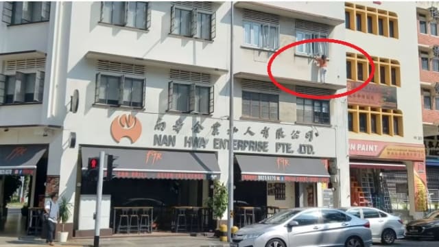 危站惹兰勿刹单位外墙沿 女子相信从另一个单位爬去求助