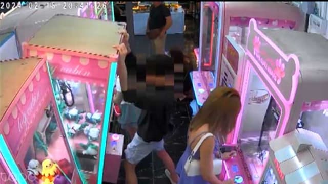 马国男子疑作弊取巧玩夹娃娃机器 网民：这是偷窃！