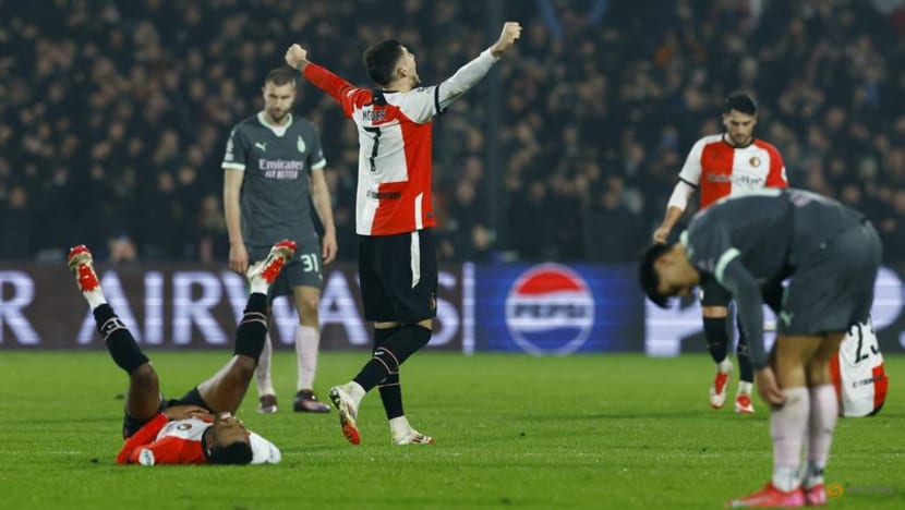 Feyenoord profit from goalkeeping error to edge Milan