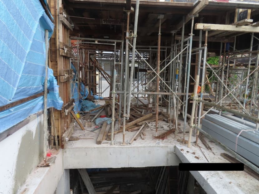 At an inspection of a construction site, the authorities found one where the lack of barricades and toe-boards at the sides of raised working platforms risks loose materials falling over the edge and injuring workers below.