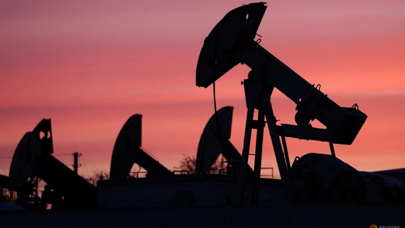 US crude eases more than 1%, traders weigh supply risks