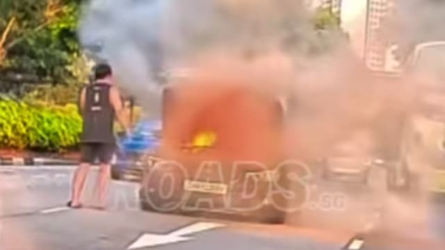 宝马轿车路中央引擎起火 巴士车长英勇助灭火获表扬