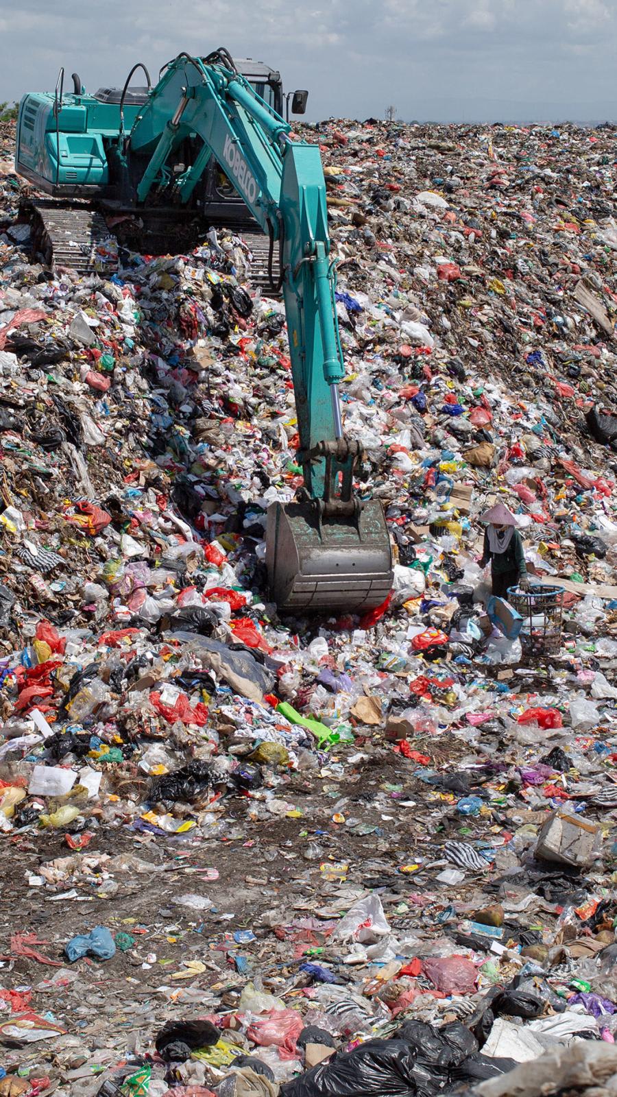 Bali drowning in rubbish after landfill closed