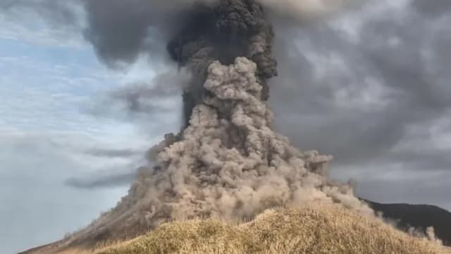 印尼勒沃托比火山喷发 当地机场暂停运营