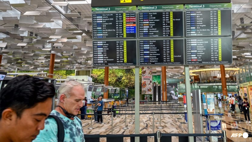 Singapore Airlines cancels flights to and from London's Heathrow after airport closure Singapore Airlines cancels flights to and from London's Heathrow after airport closure