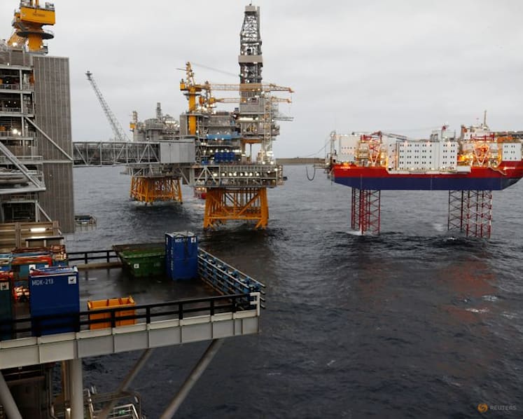 Oil falls about 3% on talks over diesel, crude stock releases
