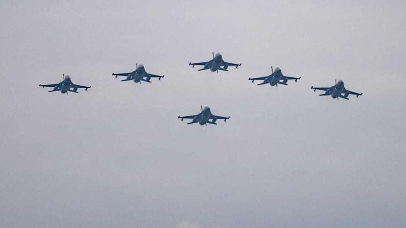 Aksi nekad dua jet F-16 di pertunjukan udara NDP 2022 Aksi nekad dua jet F-16 di pertunjukan udara NDP 2022