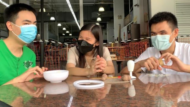 理解问答：年轻设计师为视障儿童设计餐具