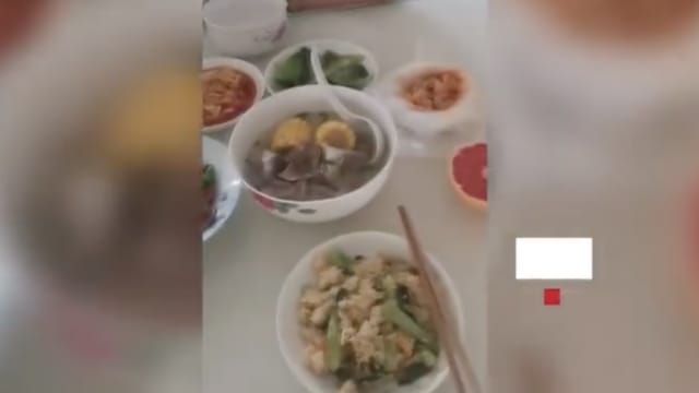 14岁女儿亲烧一桌菜 反遭妈妈数落斥浪费