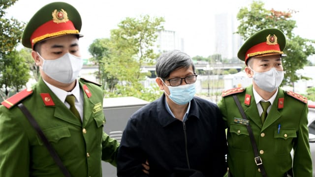涉哄抬冠病检测仪价格 越南前卫生部长被控