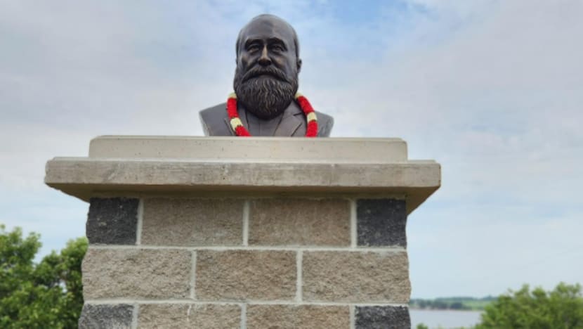 பழந்தமிழ் இலக்கியங்களை ஆங்கிலத்தில் மொழிபெயர்த்த தமிழறிஞர் ஜி.யு.போப்பிற்குக் கனடாவில் சிலை பழந்தமிழ் இலக்கியங்களை ஆங்கிலத்தில் மொழிபெயர்த்த தமிழறிஞர் ஜி.யு.போப்பிற்குக் கனடாவில் சிலை
