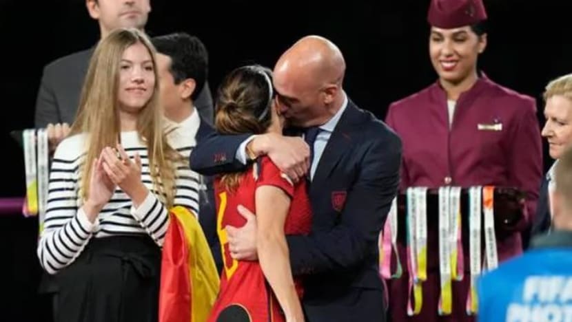 Presiden Bola Sepak Sepanyol minta maaf gara-gara cium bintang Piala Dunia Wanita