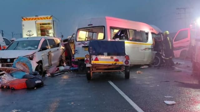 南非西开普省发生严重车祸 至少21人死亡