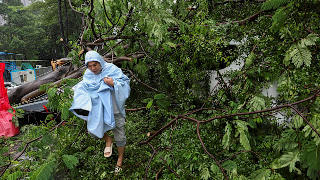超强台风桦加沙在中国广东省沿海登陆 引发狂风暴雨