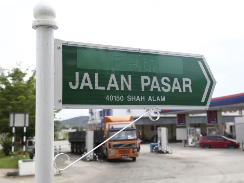 Some signs were painted over neatly with green paint, similar to the original colour of the signs. It could not be confirmed if this was done by the Shah Alam City Council.