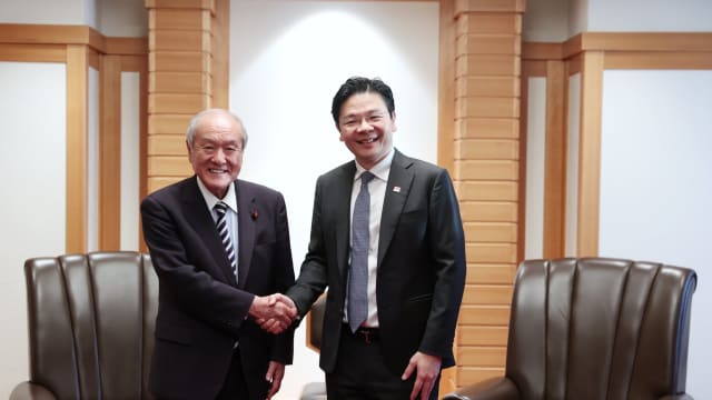 黄循财同日本财长铃木俊一会面
