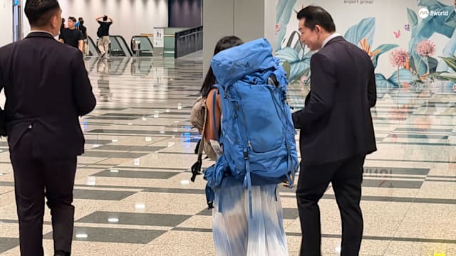 获救狮城登山客陆续回返国门 与亲友相聚