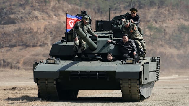 金正恩视察大规模军演 新型主战坦克亮相