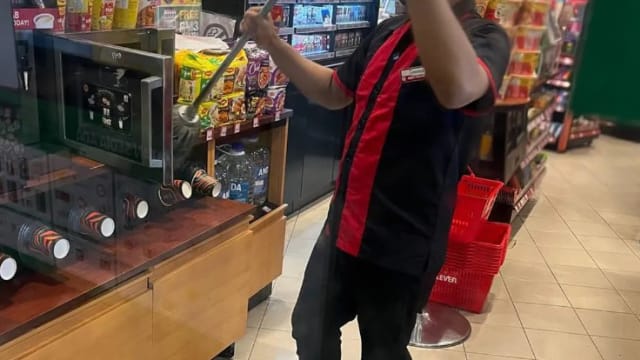 员工用拖把清理微波炉 马国连锁便利店道歉 