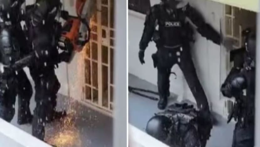 Polis pecah masuk flat Lengkok Bahru selepas penghuninya dinilai 'membahayakan diri sendiri' Polis pecah masuk flat Lengkok Bahru selepas penghuninya dinilai 'membahayakan diri sendiri'