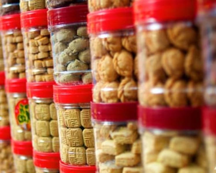 What is the caloric damage of your favourite CNY snacks?
