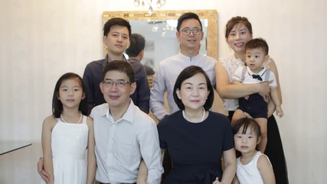 家暴失婚病痛都不算什么 六旬母亲：孩子在身边最幸福