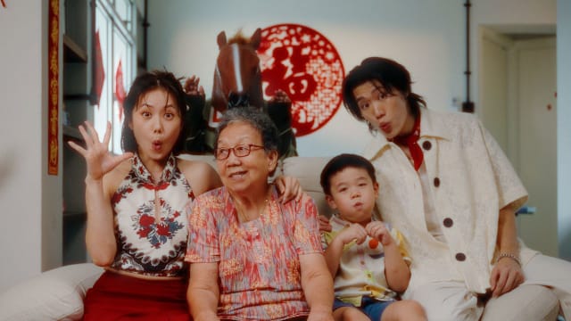 远赴韩国录音、家里变MV场景……沈伟洋和马䲰娗自费近2万新元打造贺岁歌曲