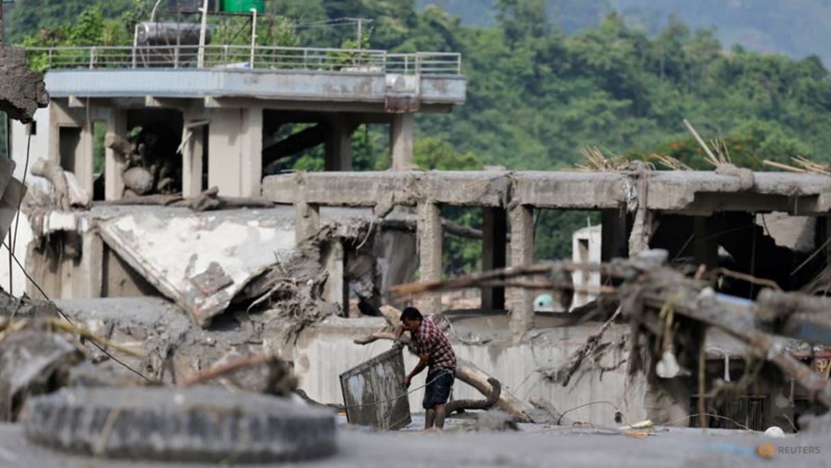 Death toll nears 400, rescuers search for 1,400 missing after Nepal-Tibet floods