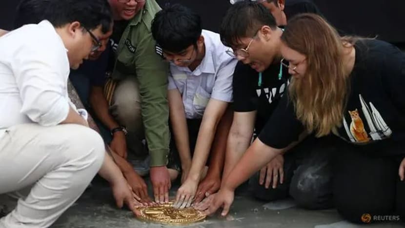 Plak lambang 'peralihan Thailand ke sistem demokrasi' ditanggalkan pihak tidak dikenali