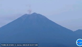 Gunung Semeru meletus 8 kali dalam 6 jam, kolom abu capai 800 meter