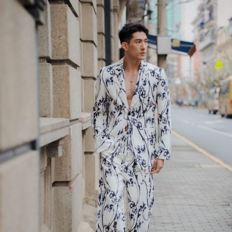 孙政首次亮相上海时尚周,身份却是“记者”?采访知名设计师现场揭秘!
