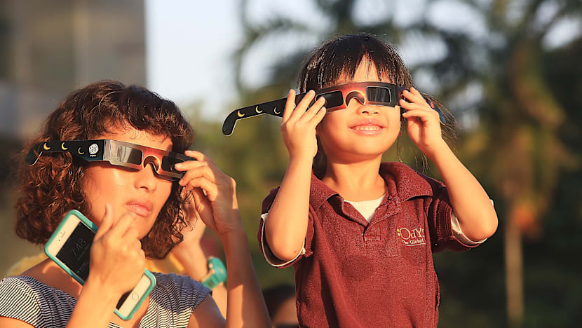 S’poreans flock outdoors for early morning solar date