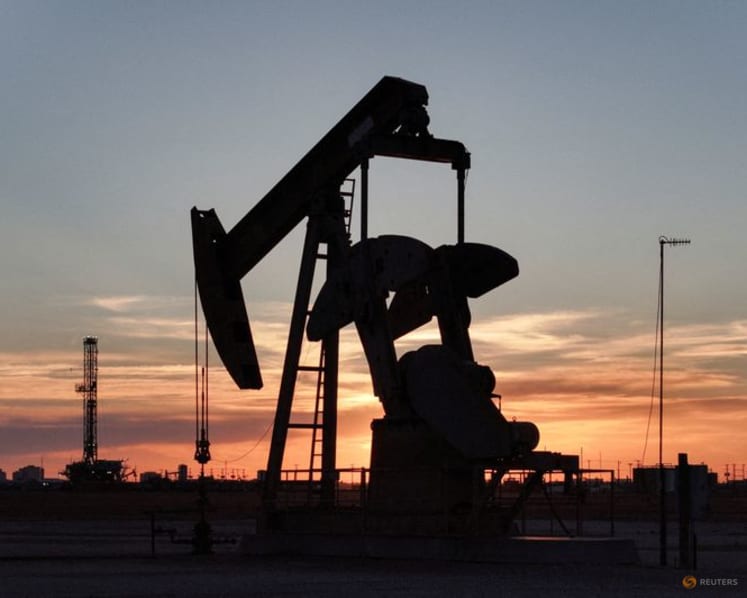 Oil settles up nearly 5% as supply fears mount despite record stocks release plan