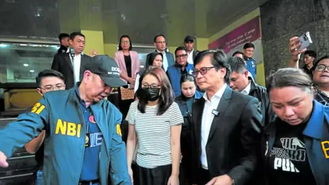 被捕却笑容满面与菲官员合照 菲律宾潜逃前市长：我感到安全