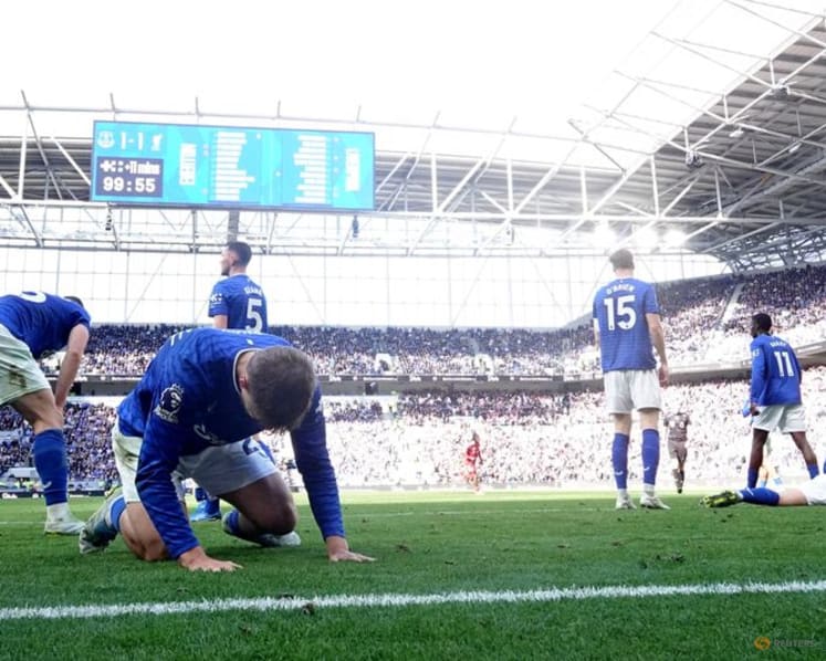 Liverpool's Van Dijk scores late winner in 2-1 derby win over Everton
