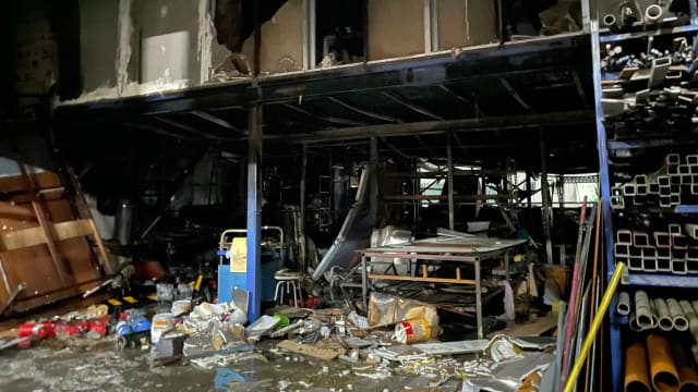 加基武吉失火单位 八小时后仍有民防人员在洒水
