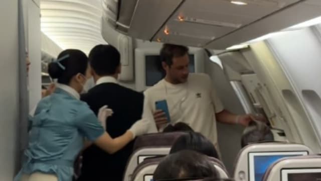 男子大闹大韩航空航班 霸占空乘座位恐吓空服员