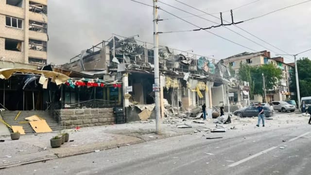 乌克兰东部城镇遭俄军导弹袭击 至少四人死亡