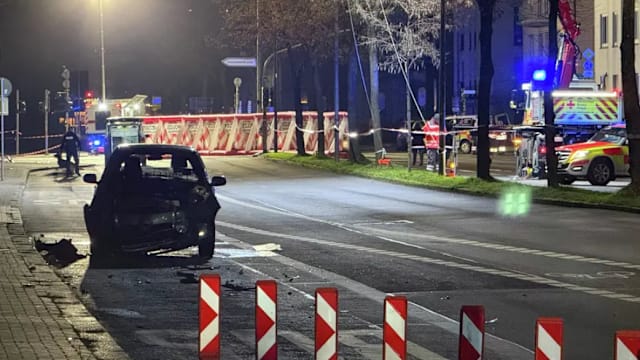 德国吉森发生车辆冲撞巴士站事件 三人受伤