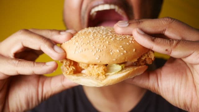 “大胃王”知道吗？短时间暴食，身体可能付出致命代价！