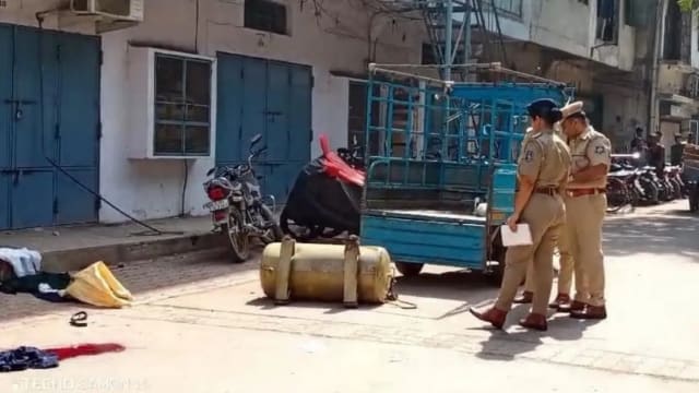 压缩机从天而降 印度工人一死一伤