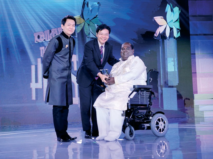 Celebrating one man’s work: MediaCorp CEO Shaun Seow (left) and Minister for Culture, Community and Youth Lawrence Wong (centre) conferring the Lifetime Achievement Award to Manimaran Thorasamy at last week’s Pradhana Vizha 2014.