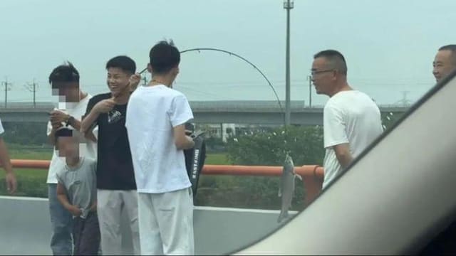 中国黄金周长假快速公路塞车 民众钓鱼跳舞打发时间