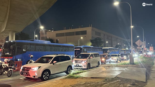 厂车改道兀兰关卡货运区通关塞更久？ 厂工：反而更晚到家