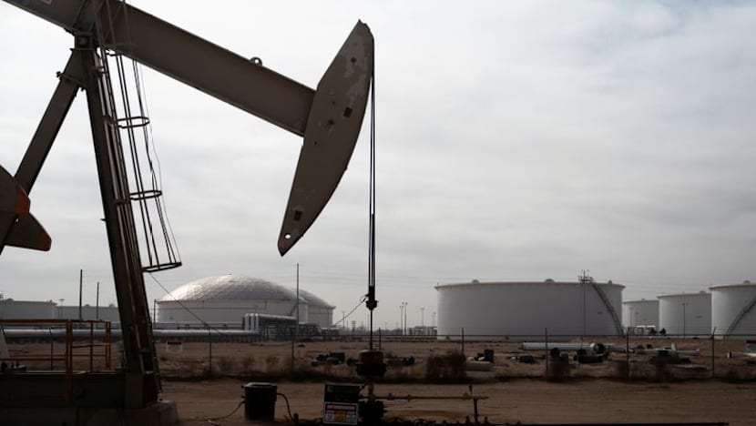 US crude futures fall over $1 as traders weigh supply risks